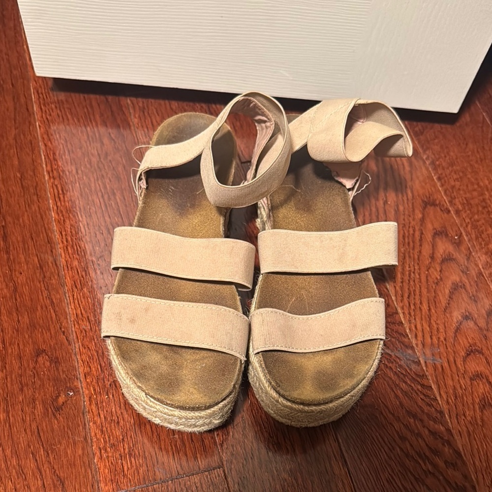 Steve Madden Tan Sandals Comfortable Platform Design